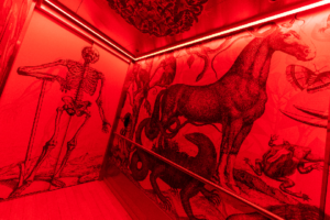rode binnenkant van de lift met dieren afgebeeld